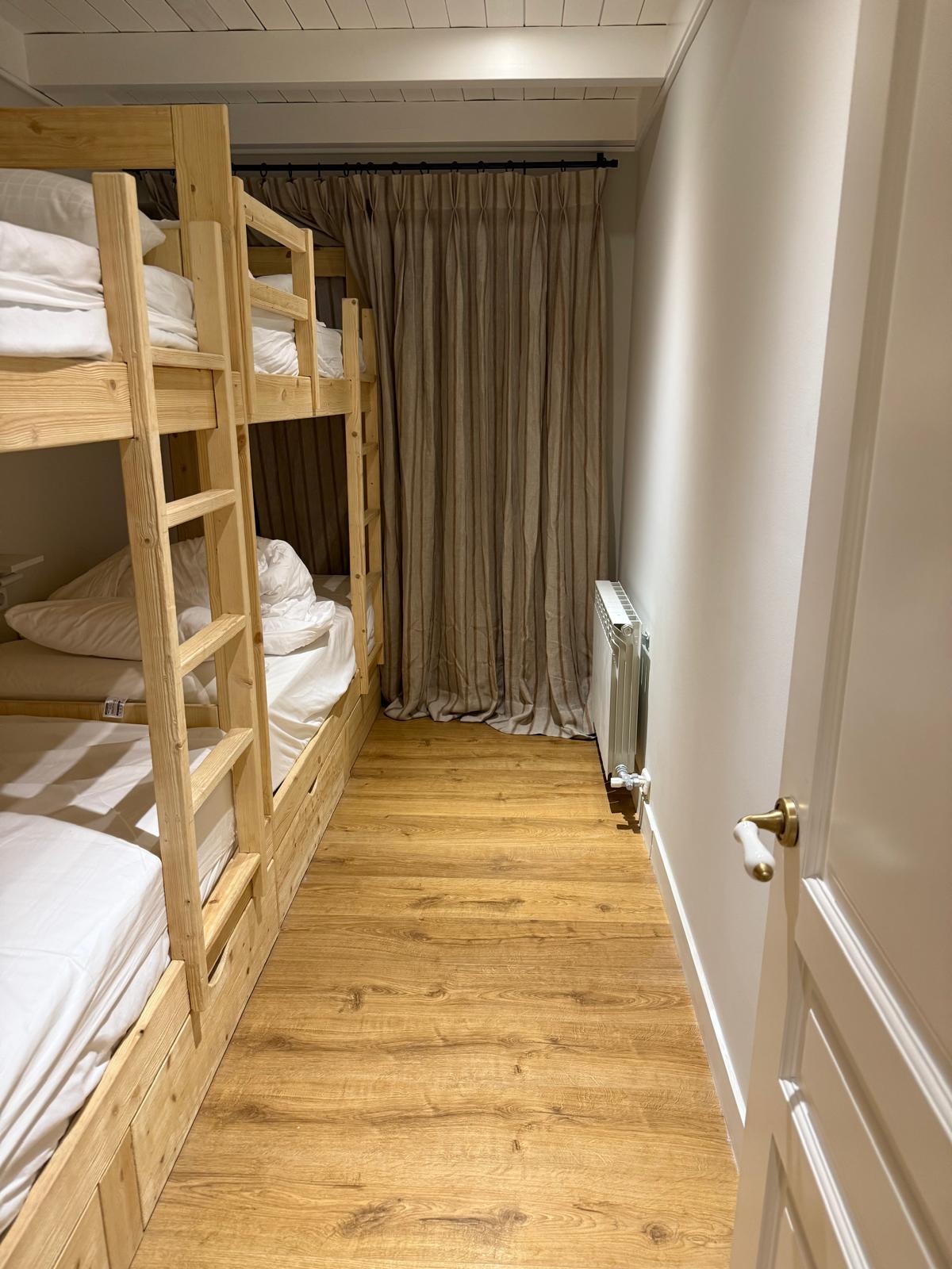 Pintura decorativa en salón de chalet de lujo