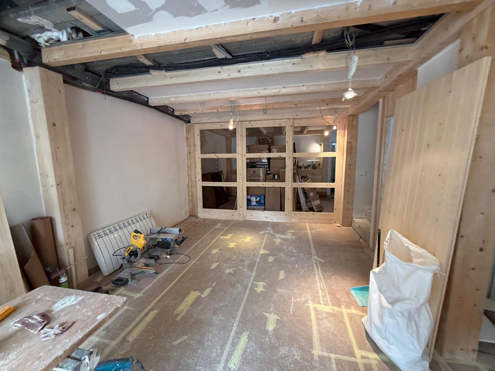 Instalación de suelo de madera en vivienda de alta gama